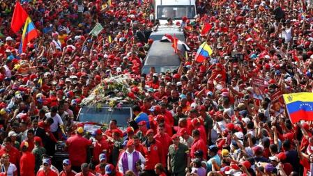 Una marea roja despide a Hugo Chávez