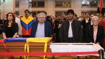 La presidenta argentina, Cristina Fernandez, el ahora presidente de Venezuela, Nicolás Maduro, el mandatario de Uruguay, Jose Mujica, y su mujer, Lucía Topolansky, y el de Bolivia, Evo Morales, muestran sus respetos ante el féretro de Hugo Chávez