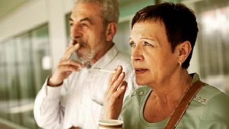 El tabaco, el sedentarismo y los cambios en la alimentación han equiparado la calidad de envejecimiento de la mujer y el hombre