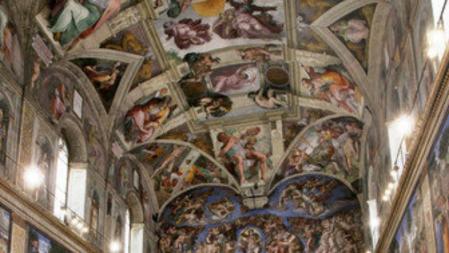 La Capilla Sixtina, con las mesas y las sillas preparadas para los cardenales electores, en el cónclave que en abril del 2005 eligió papa a Benedicto XVI