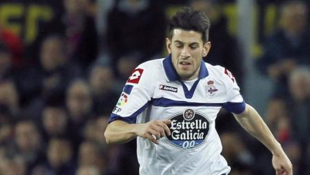 El defensa brasileño del Barcelona Daniel Alves da Silva (i) y el delantero portugués del Deportivo Luis Miguel Afonso 