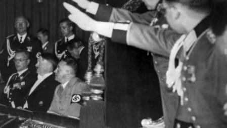 Adolf Hitler junto a Martin Bormann y Arthur Seyss Inquart, en la ópera de Viena en marzo de 1938