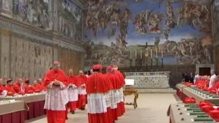 Captura de vídeo de los cardenales dentro ya de la Capilla Sixtina para iniciar el cónclave que elegirá nuevo Papa