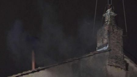 La primera votación del cónclave acaba con fumata negra