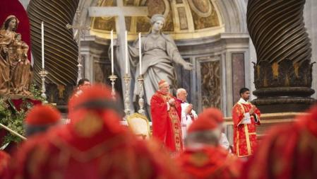 El cardenal Angelo Sodano (c) oficia la misa votiva 'Pro eligendo Pontifice', previa al comienzo del cónclave, en la basílica de San Pedro del Vaticano