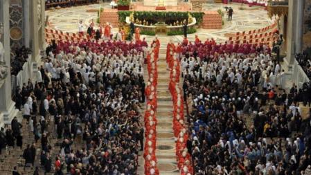 Imagen cedida por el periódico del Vaticano Osservatore Romano de los cardenales en la basílica de San Pedro concelebrando la misa votiva 'Pro eligendo Pontifice'