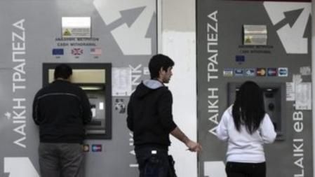 Varias personas sacan dinero de un cajero de Nicosia, Chipre, el pasado jueves 14 de marzo de 2013.