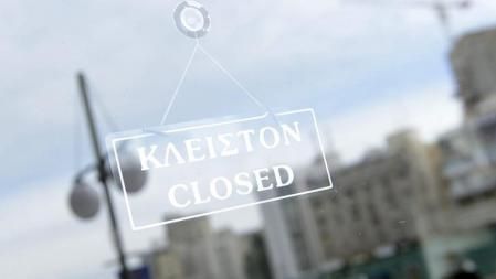 Un cartel anuncia el cierre temporal de la sucursal de un banco en Nicosia (Chipre)