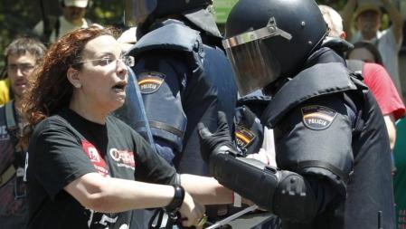 Un antidisturbios de la Policía Nacional, durante una manifestación en Madrid