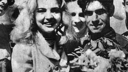 La actriz SaraMontiel haciendo entrega de un ramo de flores en Montjuïc al ciclista Bernardo Ruiz, vencedor absoluto de la XXV Volta Ciclista a Catalunya, el 17 de septiembre de 1945