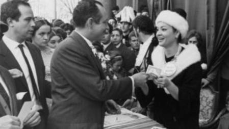 La actriz Sara Montiel durante una cuestación celebrada en enero de 1962 promovida por el sindicato del espectáculos a favor de los actores ancianos