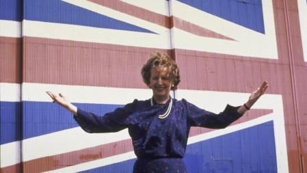 Margaret Thatcher, en 1983 ante una Union Jack pintada en una fábrica.