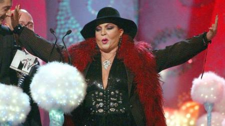 Sara Montiel hizo público el veredicto del apartado de la Mejor Intérprete Femenina de los premios MTV del año 2002 celebrada esta en el Palau Sant Jordi de Barcelona