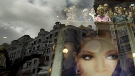 El coche fúnebre con el cuerpo de Sara Montiel recorre Madrid