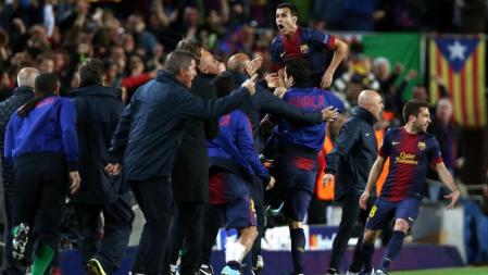 Los jugadores y el cuerpo técnico celebran el gol del empate