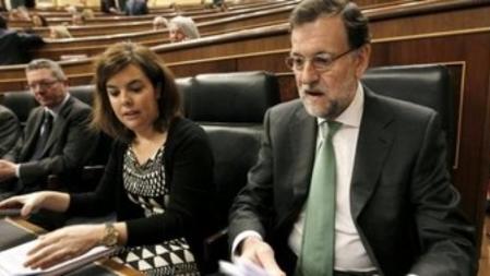 El presidente del Gobierno, Mariano Rajoy, junto a la vicepresidenta, Soraya Sáenz de Santamaría, y el ministro de Justicia, Alberto Ruiz Gallardón, en el Congreso.