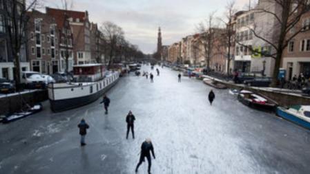 Los canales helados a propósito, tras cerrar el sistema de esclusas, para que los ciudadanos puedan disfrutar del patinaje en invierno.