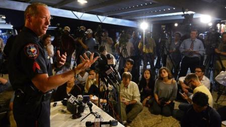 El portavoz de la policía de Waco, William Swanton, da una rueda de prensa sobre la explosión ocurrida en una planta de fertilizantes en la localidad de West