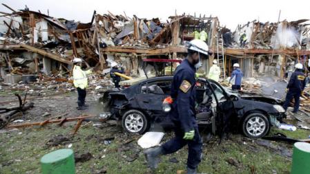 Bomberos recorren la zona afectada por la explosión en Texas