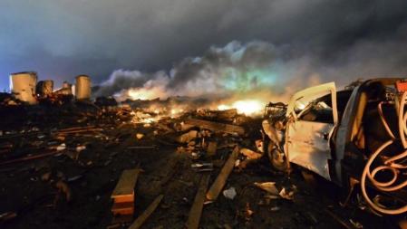 Vista de un camión de bomberos destruido por la explosión
