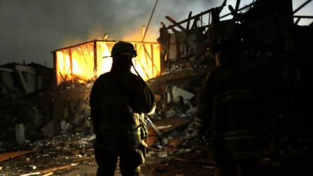 Un bombero interviene en la zona afectada por la explosión en Texas