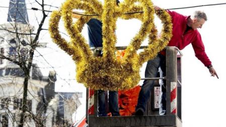 Operarios municipales colocan elementos decorativos en las calles de Amsterdam