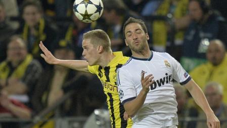 Bender e Higuaín disputan un balón