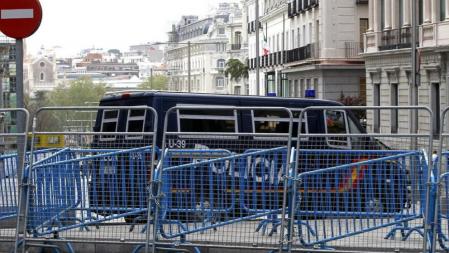 Un furgón policial en los alrededores del Congreso de los Diputados en las horas previas a la protesta que llama a 