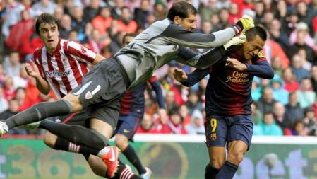 El portero del Athletic de Bilbao Gorka Iraizoz intenta despejar ante Alexis Sánchez