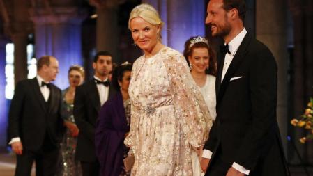 Los príncipes de Noruega Haakon y Mette-Marit llegan a la cena de gala en vísperas a la entronización de los príncipes de Holanda