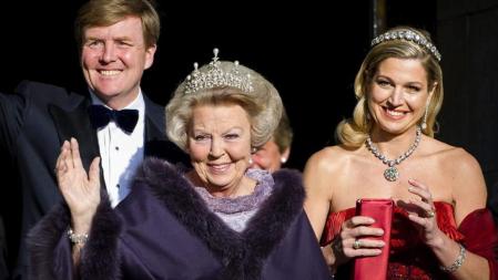 La reina Beatriz de Holanda (c), el príncipe heredero Guillermo-Alejandro (i) y su esposa, Máxima de Zorreguieta (d), en el Rijksmuseum de Amsterdam