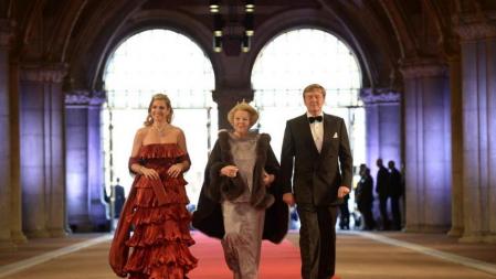 La reina Beatriz de Holanda (c), el príncipe heredero Guillermo-Alejandro (d) y su esposa, Máxima de Zorreguieta (i), llegan a la cena de gala