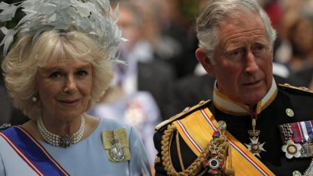 El príncipe Carlos de Inglaterra y su mujer, Camila duquesa de Cornualles asisten a la ceremonia de investidura del rey Guillermo-Alejandro en la catedral de Nieuwe Kerk