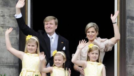 El nuevo rey Guillermo-Alejandro de Holanda (izq), su esposa, la reina consorte Máxima (dcha), y sus hijas las princesas (de izq a der) Catalina-Amalia, Ariane y Alexia saludan a los ciudadanos desde el balcón del Palacio Real en la Plaza Dam de Ámsterdam (Holanda)