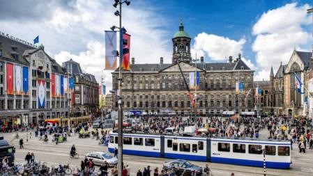 Amsterdam, engalanada para celebrar la coronación del nuevo rey Guillermo Alejandro de Holanda