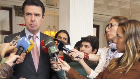 El ministro de Industria, Energía y Turismo, José Manuel Soria, atiende a la prensa.