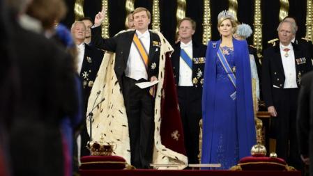 El rey Guillermo-Alejandro (c-izq) jura defender la constitución holandesa en presencia de su esposa, la reina consorte Máxima (c-dcha), durante la ceremonia de investidura del rey como monarca de los Paises Bajos en la Nieuwe Kerk