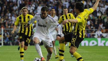 Gonzalo Higuain y Mats Hummels en el Santiago Bernabeu