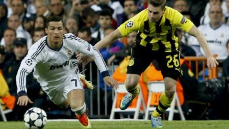 El delantero portugués del Real Madrid Cristiano Ronaldo y el defensa polaco del Borussia Dortmund Lukasz Piszczek