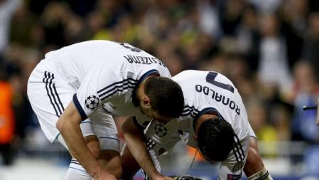 Cristiano Ronaldo y su compañero Karim Benzema forcejean con el portero Roman Wedenfeller, del Borussia Dortmund