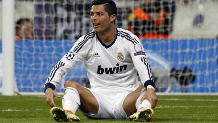 Cristiano Ronaldo, sentando en el césped