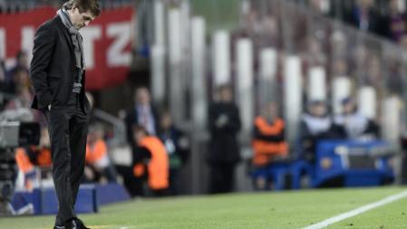 Tito Vilanova, cabizbajo en la banda del Camp Nou