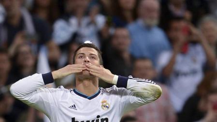 Cristiano Ronaldo celebra con la afición su segundo gol del partido, el cuarto del Real Madrid, ante el Valladolid