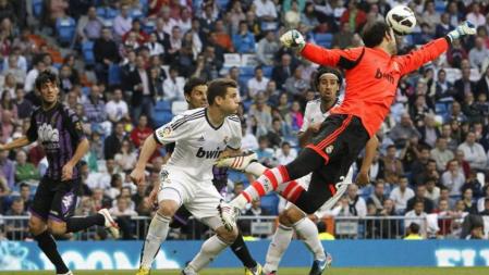 Diego López intenta despejar el balón durante el partido entre el Real Madrid y el Valladolid