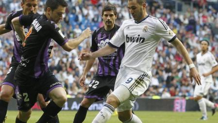 Karim Benzemá controla el balón ante el defensa del Valladolid Antonio Rukavina