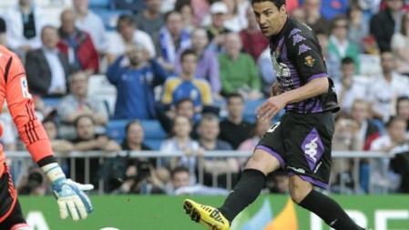El centrocampista del Valladolid, Óscar González, remata para marcar el primer gol ante el Real Madrid