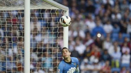 El portero del Valladolid, Jaime Jimenez, observa como el disparo de falta de Cristiano Ronaldo impacta contra el palo de su porteria
