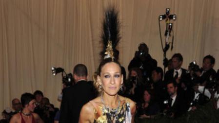 Sarah Jessica Parker en la alfombra roja del Instituto del Traje en el Museo Metropolitan de Nueva York, donde el tema protagonista de este año era el punk