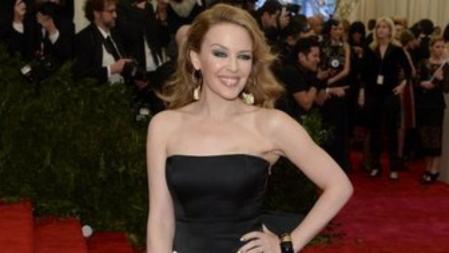 Kylie Minogue en la alfombra roja del Instituto del Traje en el Museo Metropolitan de Nueva York, donde el tema protagonista de este año era el punk