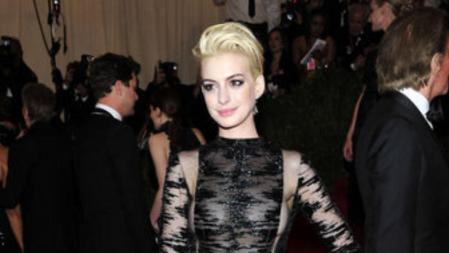 Anne Hathaway en la alfombra roja del Instituto del Traje en el Museo Metropolitan de Nueva York, donde el tema protagonista de este año era el punk
